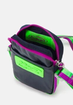 Nike Sportswear Heritage Crossbody Unisex - Phone Case - Obsidian/Green Strike -Stock X 03fc0361d26e48a2bbb0ec8d21d70663