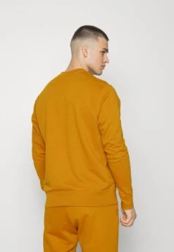 Nike Performance Paris St Germain Club Crew - Club Wear - Gold Suede/Team Red -Stock X 05784609f61640a08af53897e2d6d86e