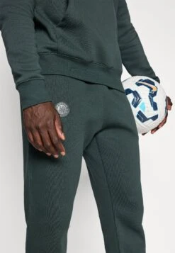 Nike Performance CHELSEA FC CLUB JOGGER - Club Wear - Outdoor Green -Stock X 06511af8a2c94d44acc4b5f852fdfb99