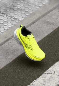 Saucony HURRICANE 25 - Road Running Shoes - White -Stock X 0a1a1ff417654b34ad6994608b91d517