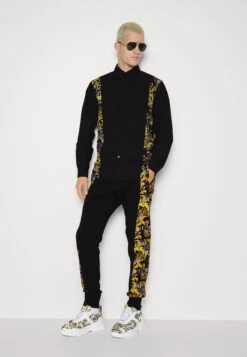 Print Logo Couture - Tracksuit Bottoms - Black/Gold 11 Print Logo Couture - Tracksuit Bottoms - Black/Gold -Stock X 0cc4233971404f229a361d951a15c484