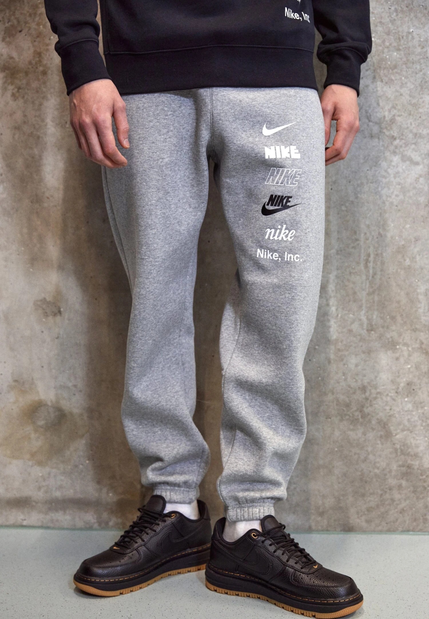 Nike Sportswear Club Logo - Tracksuit Bottoms - Dark Grey Heather 3 Nike Sportswear Club Logo - Tracksuit Bottoms - Dark Grey Heather