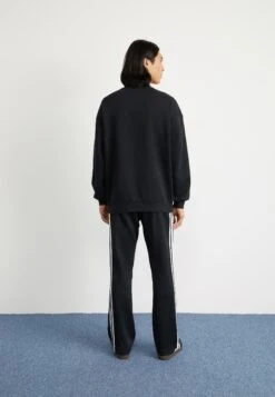 Adidas Originals OVERSIZE CREW - Sweatshirt - Black -Stock X 114f6c8c7c254ed28d75c5caadb8953c