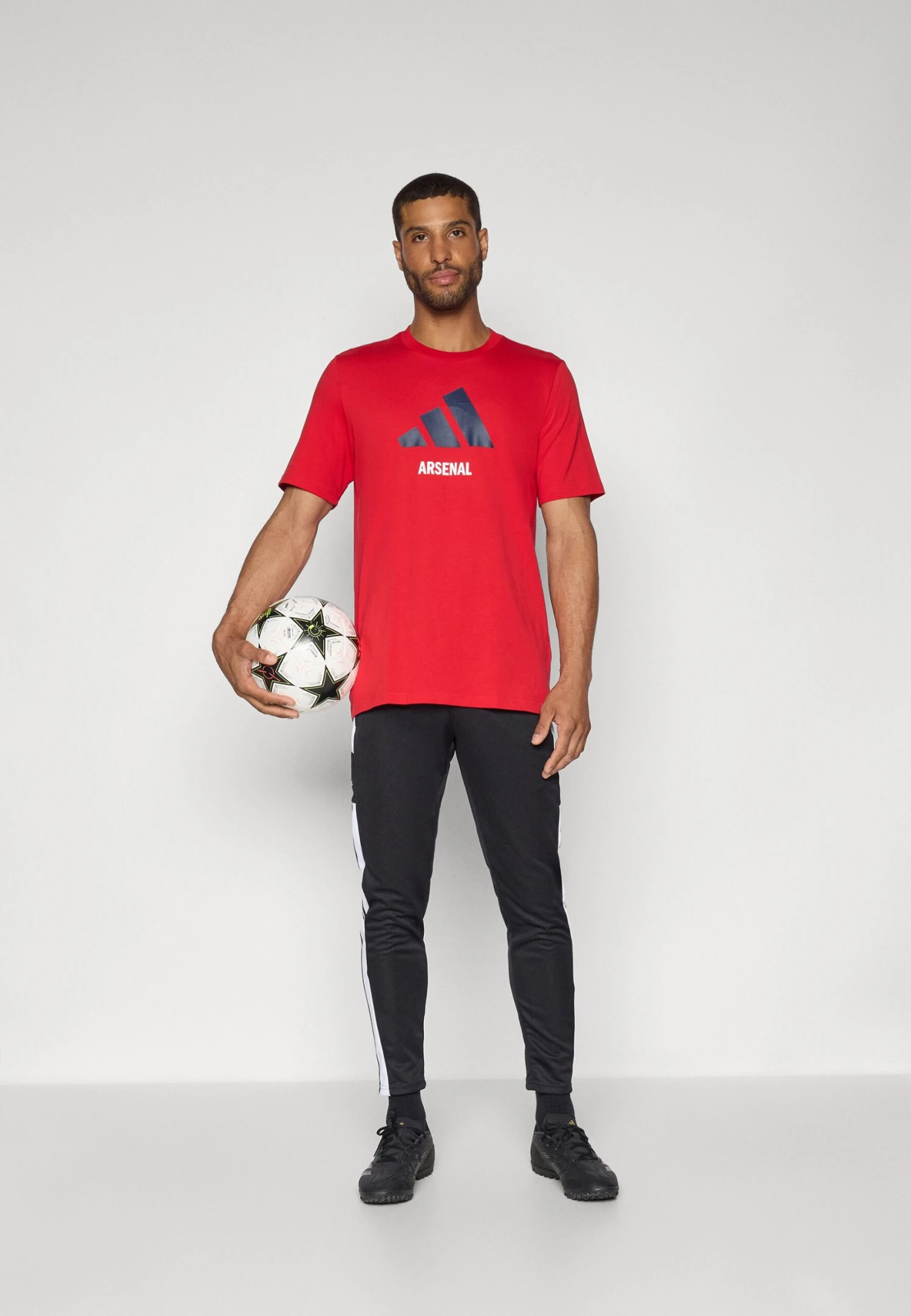 ADIDAS PERFORMANCE ARSENAL FC SEASONAL GRAPHIC TEE - Print T-shirt - Better Scarlet 4 ADIDAS PERFORMANCE ARSENAL FC SEASONAL GRAPHIC TEE - Print T-shirt - Better Scarlet - Image 2