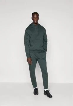 Nike Performance CHELSEA FC CLUB JOGGER - Club Wear - Outdoor Green -Stock X 15522824f5a94aacbb8c214f5e4ec2e7