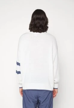 Nike Sportswear Nike Trend Sweater - Jumper - Off-White 12 Nike Sportswear Nike Trend Sweater - Jumper - Off-White -Stock X 1645086c35b946e1af5e3c729d0fde0c