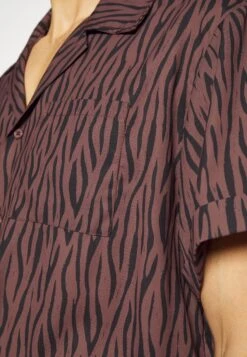 Eco William Short Sleeved Shirt - Pyjama Top - Brown Animal 11 Eco William Short Sleeved Shirt - Pyjama Top - Brown Animal -Stock X 17b13ba5dcd74ad8997dfcb98ddece16