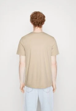 Lyle & Scott Plain - Basic T-Shirt - Sesame -Stock X 17e72b54803a47959be8d4b1d9270925