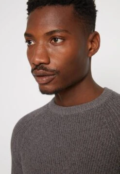 Selected Homme Slhrocks Crew Neck - Jumper - Medium Grey Melange -Stock X 18a43abe0a3f443dacdeac20de88e89d