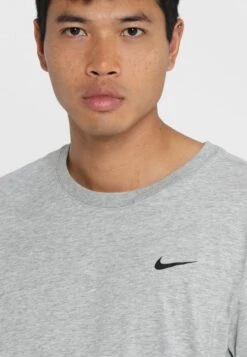 Nike Performance Dry Tee Crew Solid - Sports T-Shirt - Dk Grey Heather -Stock X 1dadf02973d645d7a3bd9131ad8d43d2