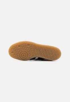 ADIDAS PERFORMANCE PREDATOR FREESTYLE INDOOR - Indoor Football Boots - Footwear White/core Black/gold Metallic -Stock X 248f1c6a66854bc29830192e4bb2415a