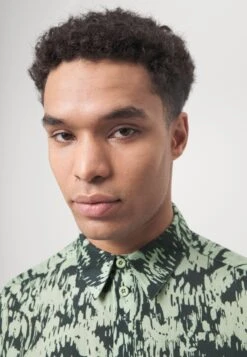 Holzweiler Wiki Print Shirt - Shirt - Green Mix -Stock X 269d51502dd54be792e8f2f4db99734b