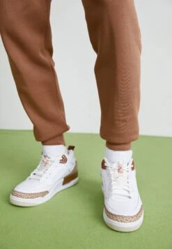 Jordan SPIZIKE LOW - Trainers - White/fire Red/desert -Stock X 283b82608169495db72518303818196b