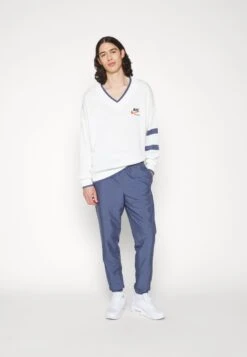 Nike Sportswear Nike Trend Sweater - Jumper - Off-White 13 Nike Sportswear Nike Trend Sweater - Jumper - Off-White -Stock X 286d93b147514a5fabb8367478622e6b