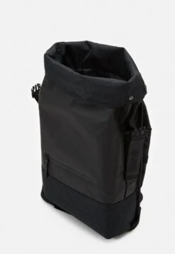 Rains Trail Rolltop Backpack Unisex - Rucksack - Black -Stock X 2c517458bebd4f4190a71f4a33bdf193