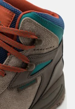 Columbia Newton Ridge - Walking Boots - Ash Brown/Waterfall -Stock X 3732f335cc264904973e97da87797a70