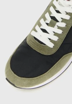 Calvin Klein Jeans RETRO RUNNER - Trainers - Black/capers/bright White -Stock X 375e0a6243b34a3bb426cccb7de8cd71