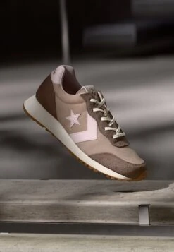 Converse OMEGA TRAINER UNISEX - Trainers - Vintage Cargo/shy Flamingo/grounded