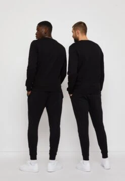 Lyle & Scott Crew Neck - Sweatshirt - Jet Black -Stock X 3997d7f0361248dd9ecd5c460c0b3698