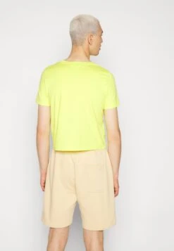 Wood Wood Vesterbro Badge Unisex - Basic T-Shirt - Lemonade/White/Morning Glory -Stock X 3a3ba513116d49caae1fae4a82f539ae