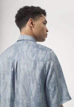 Holzweiler Wiki Print Shirt - Shirt - Blue Mix -Stock X 3d59b0b367ec45b2928d0771d00b105b