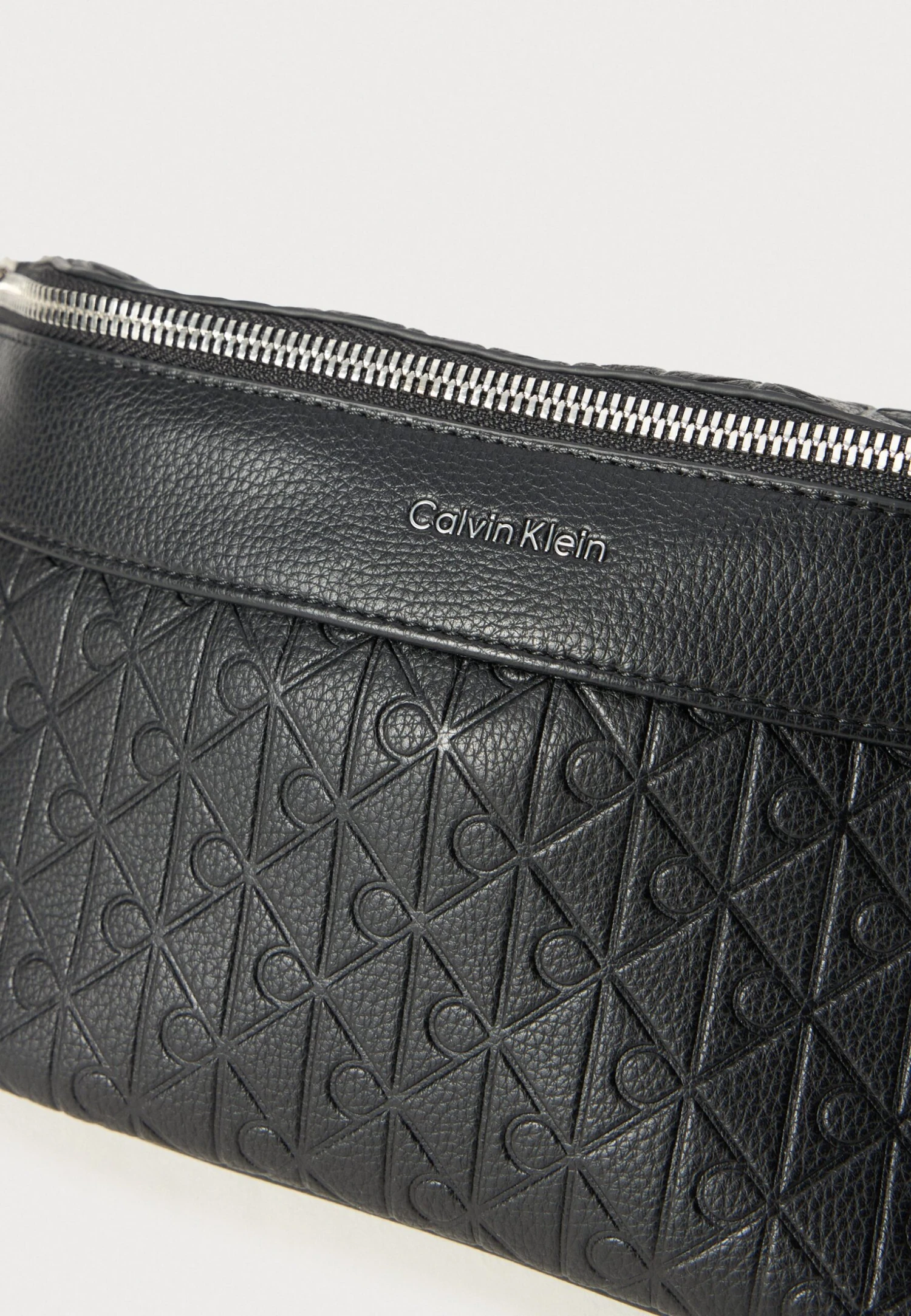 Calvin Klein EMBLEM EMBOSS WAISTBAG - Bum Bag - Black 6 Calvin Klein EMBLEM EMBOSS WAISTBAG - Bum Bag - Black - Image 4