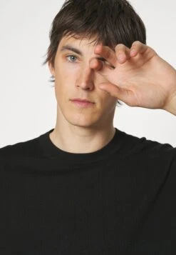 DRYKORN Derico - Basic T-Shirt - Black -Stock X 417b135f94514337bb4f2c3f144367e0