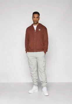 NEW ERA MLB NEW YORK YANKEES FULL ZIP HOODIE - Club Wear - Brown 9 NEW ERA MLB NEW YORK YANKEES FULL ZIP HOODIE - Club Wear - Brown -Stock X 4513725c122042be92888475cefe7349