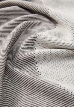 Jordan AIRY SCARF - Scarf - Light Orewood Brown/offnoir -Stock X 480ff0d7167f4b5c88410605ad06698d