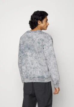 Han Kjøbenhavn Crew - Sweatshirt - Distressed Acid Grey -Stock X 49702c0a39b64c26b84a0bde196a5c50