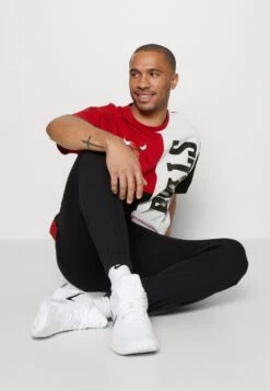 NEW ERA Nba Cut And Sew Tee Chicago Bulls - Club Wear - Red -Stock X 5109ba29521249f0900409c17cef64b0