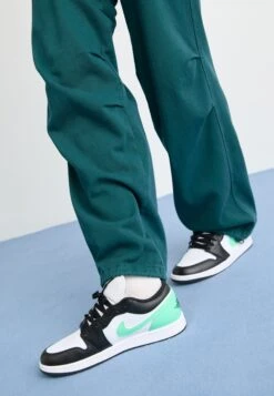 AIR JORDAN 1 - Trainers - Summit White/varsity Red -Stock X 52aaff429e224e22a9ed30dc4a9c5538