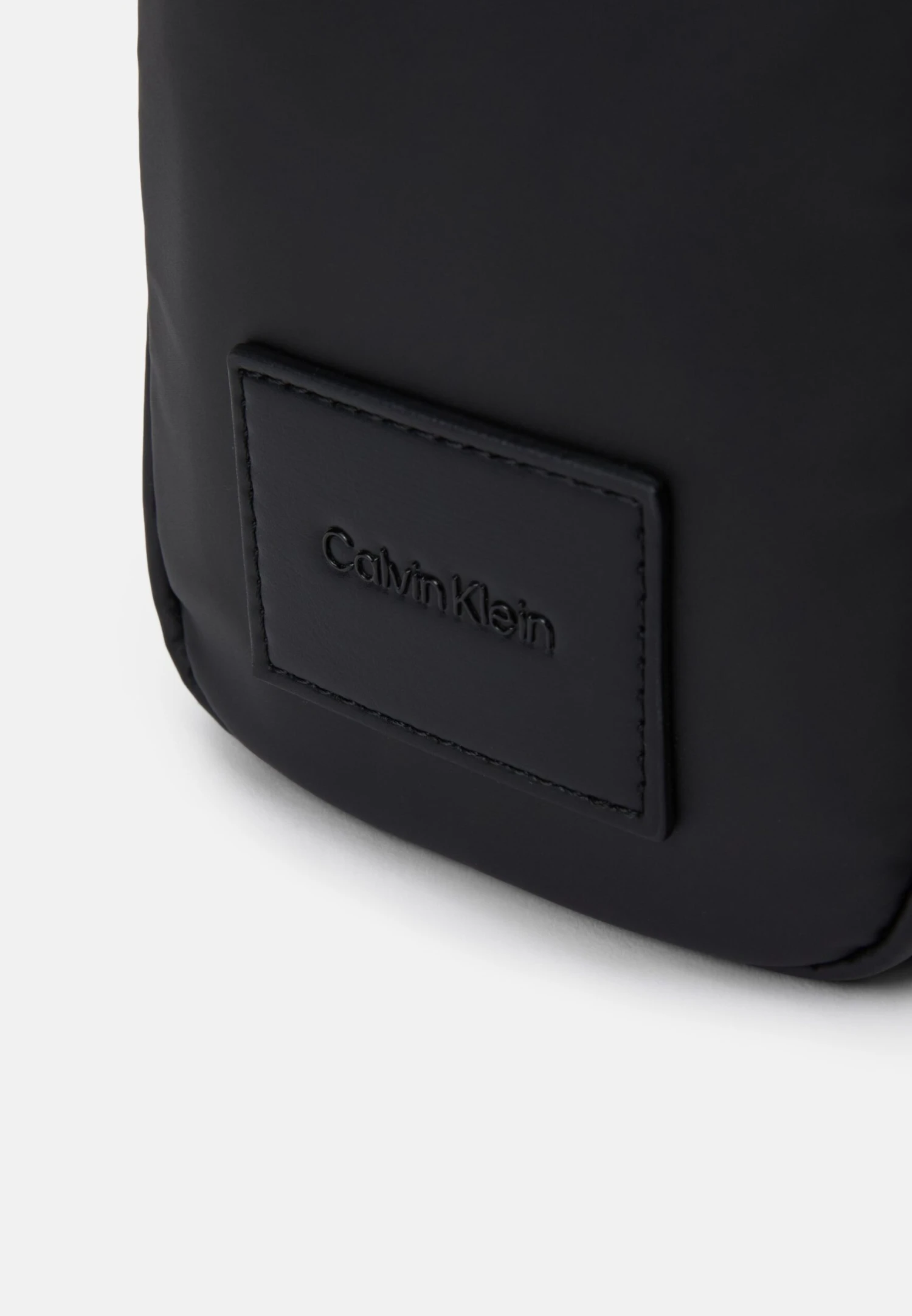 Calvin Klein PUFFER UTILITY PHONE CROSSBODY - Phone Pouch - Black 6 Calvin Klein PUFFER UTILITY PHONE CROSSBODY - Phone Pouch - Black - Image 4