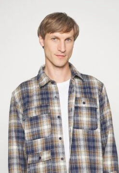 Revolution Multi Pocket Shirt - Shirt - Navy 17 Revolution Multi Pocket Shirt - Shirt - Navy -Stock X 565c7fc4ae524c0babc5333ffd9c8d36