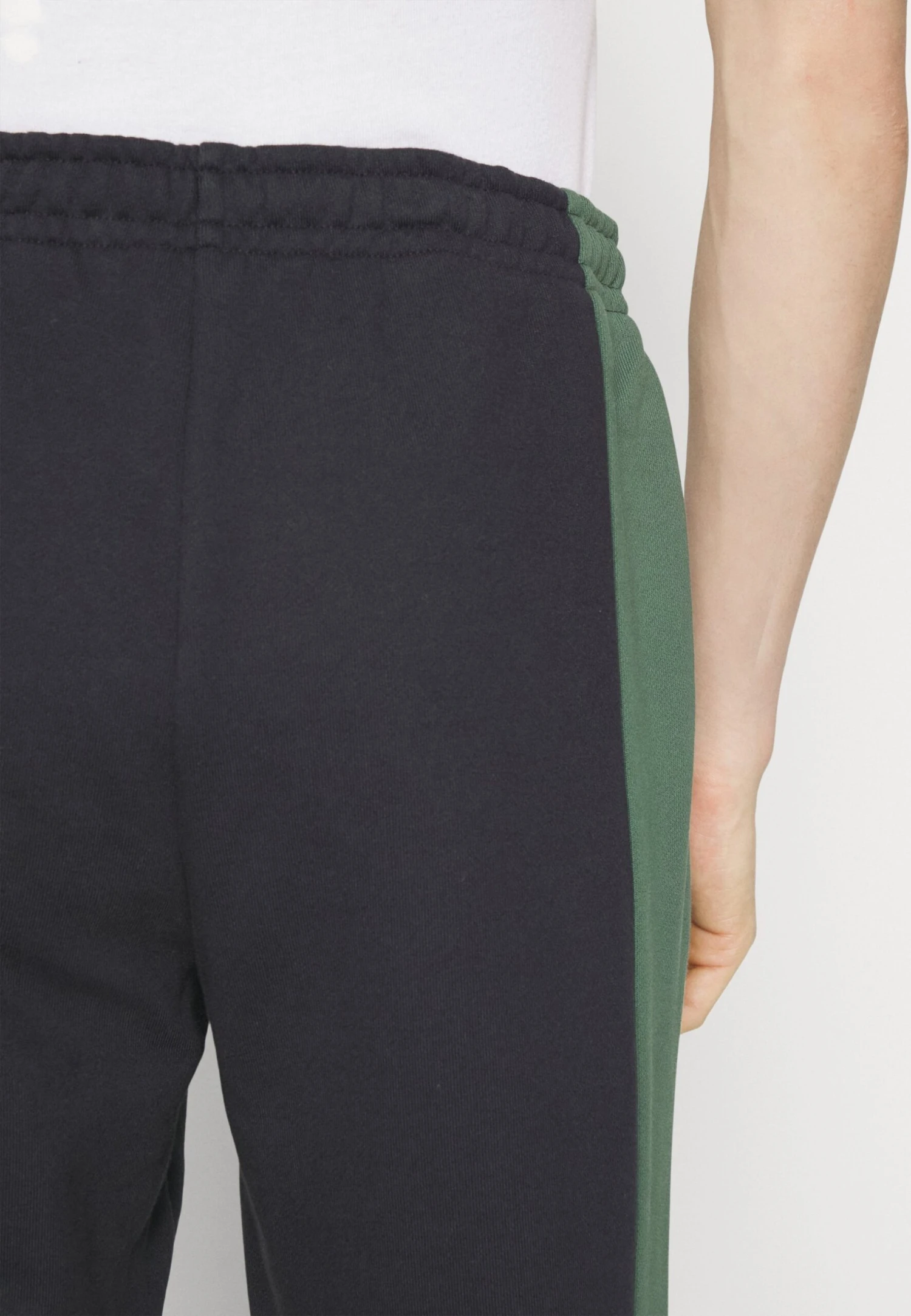 Lacoste Unisex - Tracksuit Bottoms - Abysm/Sequoia 6 Lacoste Unisex - Tracksuit Bottoms - Abysm/Sequoia - Image 4