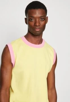 Kangol River Round Neck Spencer Unisex - Jumper - Yellow/Pink 11 Kangol River Round Neck Spencer Unisex - Jumper - Yellow/Pink -Stock X 59adb2b1661f4756a0f13ed5197df3d2