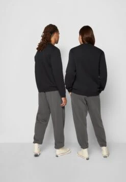 Converse Unisex - Zip-Up Sweatshirt - Black -Stock X 5bb50db9735d42ecbeb0d18ba2d43119