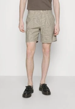 Pleat Shorts - Shorts - Ecru