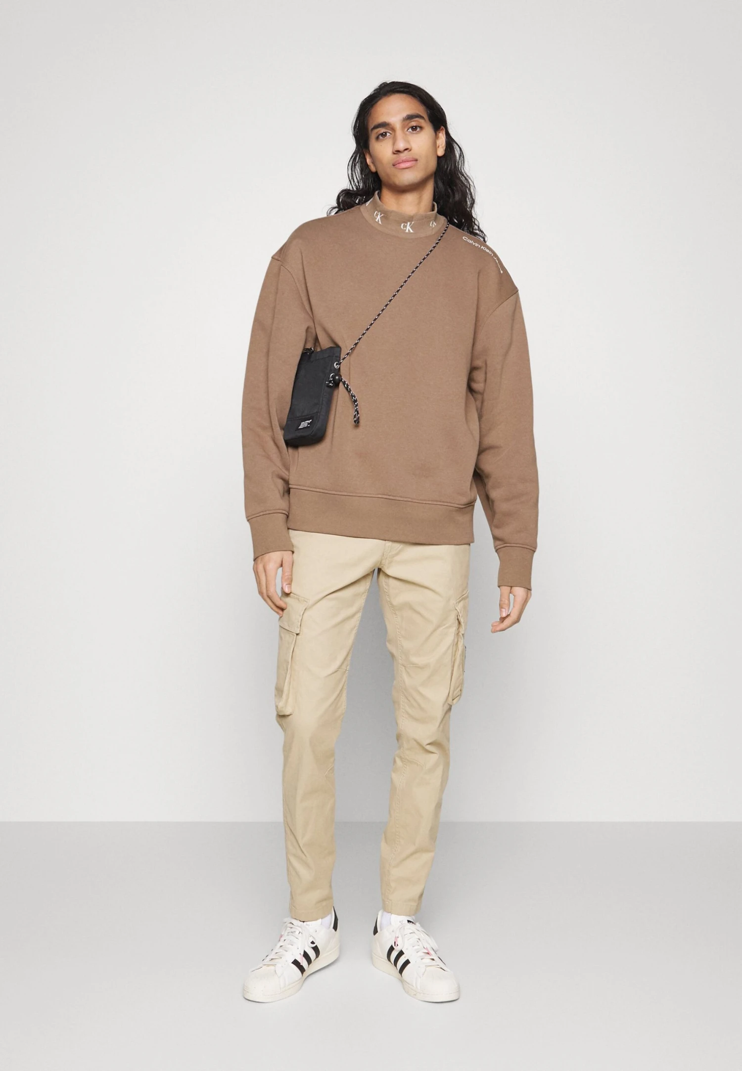 Calvin Klein Jeans Logo Mock Neck - Sweatshirt - Warm Toffee 4 Calvin Klein Jeans Logo Mock Neck - Sweatshirt - Warm Toffee - Image 2