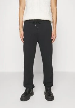 J.Lindeberg Throw Patch Pants - Tracksuit Bottoms - Black 11 J.Lindeberg Throw Patch Pants - Tracksuit Bottoms - Black -Stock X 5f3db5dc29d74b0d9930b66a68e0aaf0