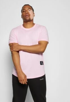 Calvin Klein Jeans Badge Turn Up Sleeve - Print T-Shirt - Bella -Stock X 60ca4af7c6d149b497455a8a63a87350