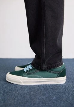 Vans PREMIUM OLD SKOOL UNISEX - Trainers - Red -Stock X 6158606ad67f41ff8853eb71b5bc17bf