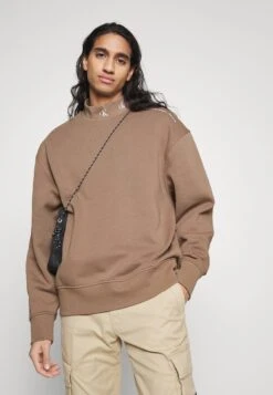 Calvin Klein Jeans Logo Mock Neck - Sweatshirt - Warm Toffee 11 Calvin Klein Jeans Logo Mock Neck - Sweatshirt - Warm Toffee -Stock X 62c379a725ad408fb5c05e6b0977910d