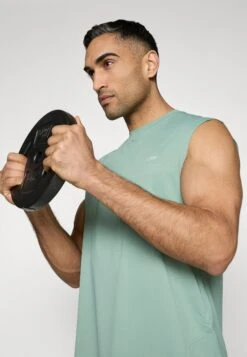 ICANIWILL STRIDE SLEEVELESS - Basic T-shirt - Light Moss -Stock X 634bdd517e024cf59b46f9f2a7c26b97
