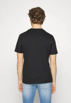 Calvin Klein Jeans Pocket Tee Unisex - Basic T-Shirt - Black -Stock X 64b5783890af4bc0a1d567ba44687bc1