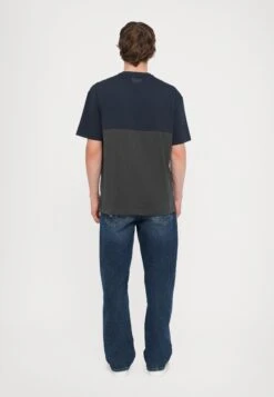 EA7 Emporio Armani TRAIN ATHLETIC TEE - Print T-shirt - Armani Blue 12 EA7 Emporio Armani TRAIN ATHLETIC TEE - Print T-shirt - Armani Blue -Stock X 68264a3811c043ccb951bc36efb9e27f