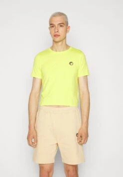 Wood Wood Vesterbro Badge Unisex - Basic T-Shirt - Lemonade/White/Morning Glory -Stock X 6d53834c6db044ebba903c3b8b5ede60