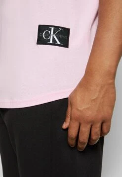 Calvin Klein Jeans Badge Turn Up Sleeve - Print T-Shirt - Bella -Stock X 6de22a6d646e4ebd9c38506c0bc11c73