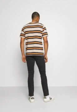 Wrangler Greensboro - Straight Leg Jeans - Black Crow -Stock X 6f4a3340efaa4ff7ab6bd14f882d9473