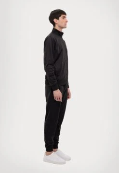 EA7 Emporio Armani TRAIN CORE SUIT - Tracksuit - Black -Stock X 70a03728142649f5af9007afcf7da426